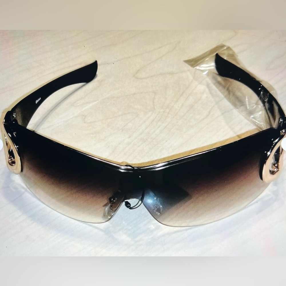 Smoke lens, designer style sunglasses, unisex.